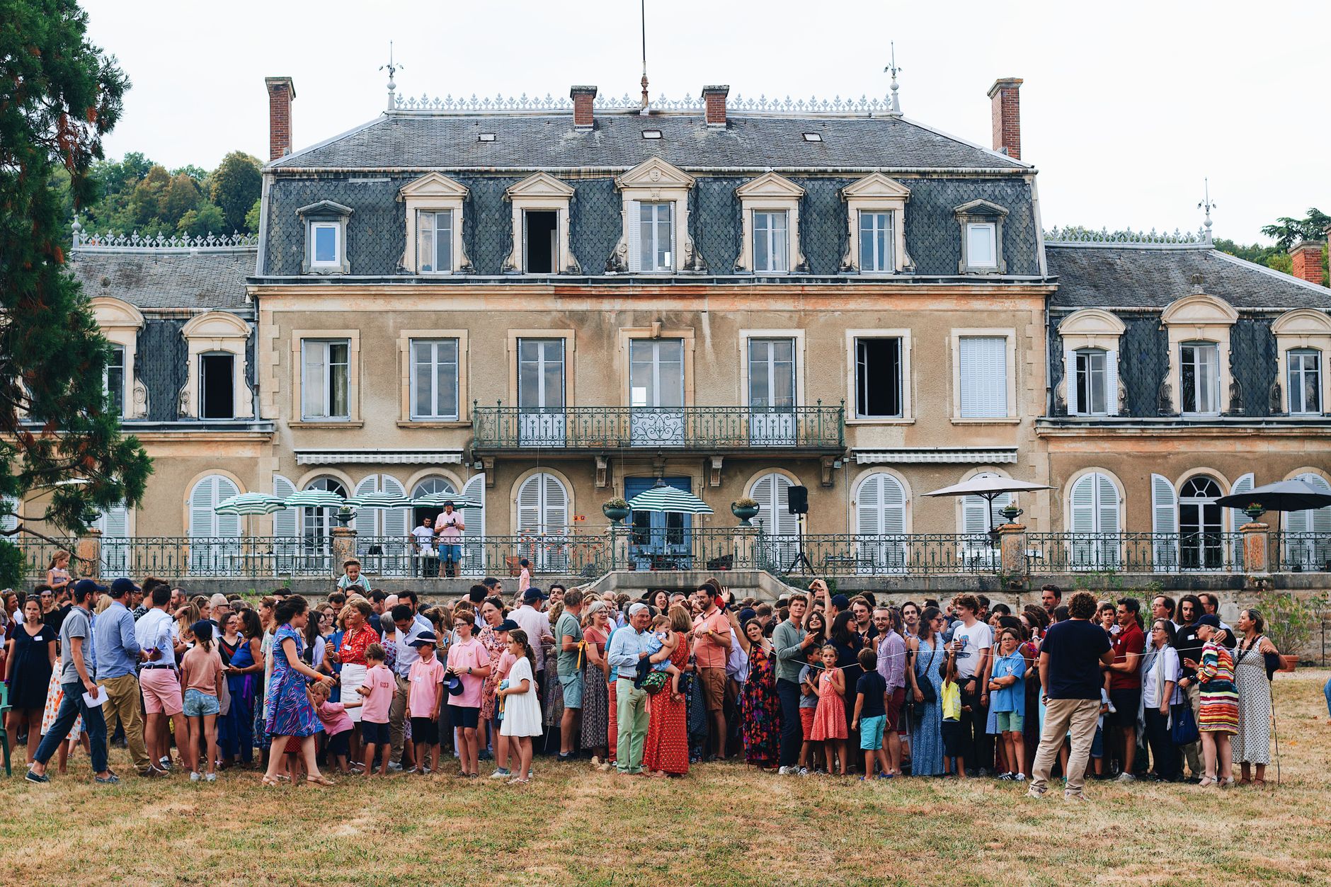 Guide privé expliquant l'histoire d'un château français à un petit groupe