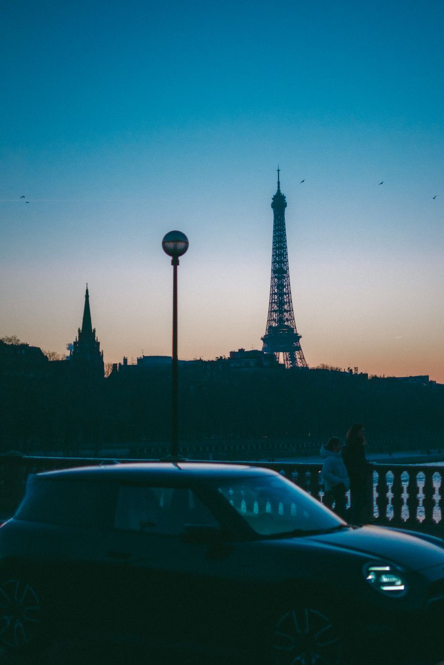 Vue panoramique de Paris et la Tour Eiffel au coucher du soleil